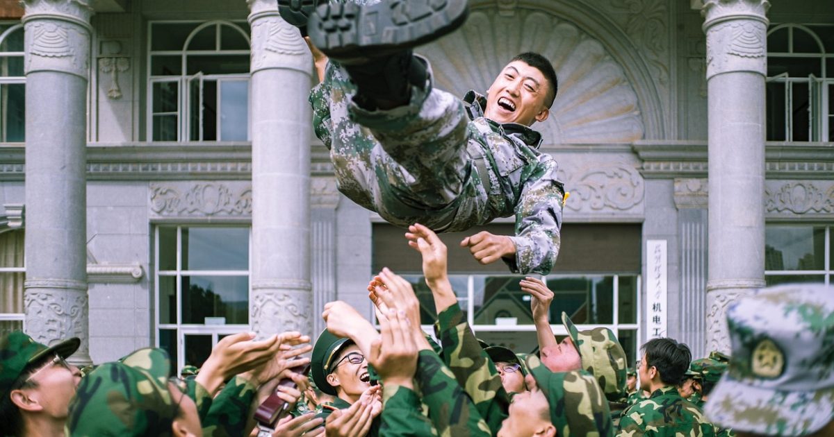 校园公告栏上贴满企业宣讲会海报，学生在傍晚路灯下驻足查看校招网整理的宣讲会日历与时间安排